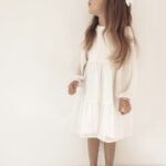 dziewczynka w białej sukience