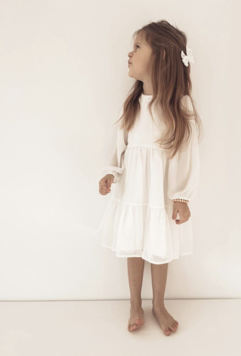 dziewczynka w białej sukience