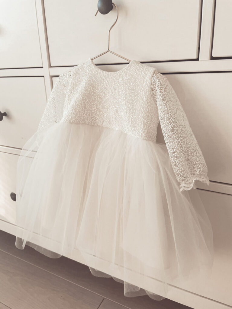biała sukienka do chrztu z tiulem