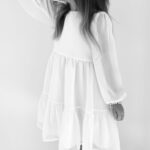 dziewczynka w białej sukience z długim rękawem