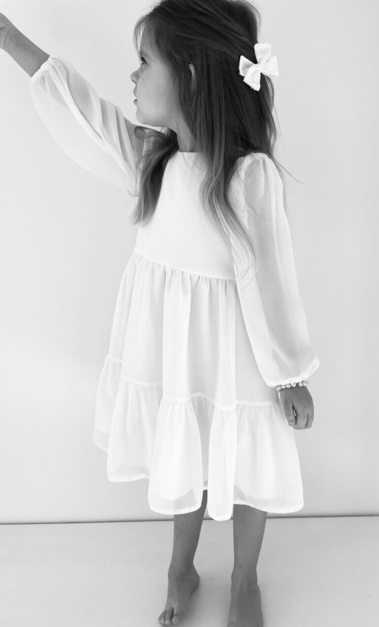 dziewczynka w białej sukience z długim rękawem