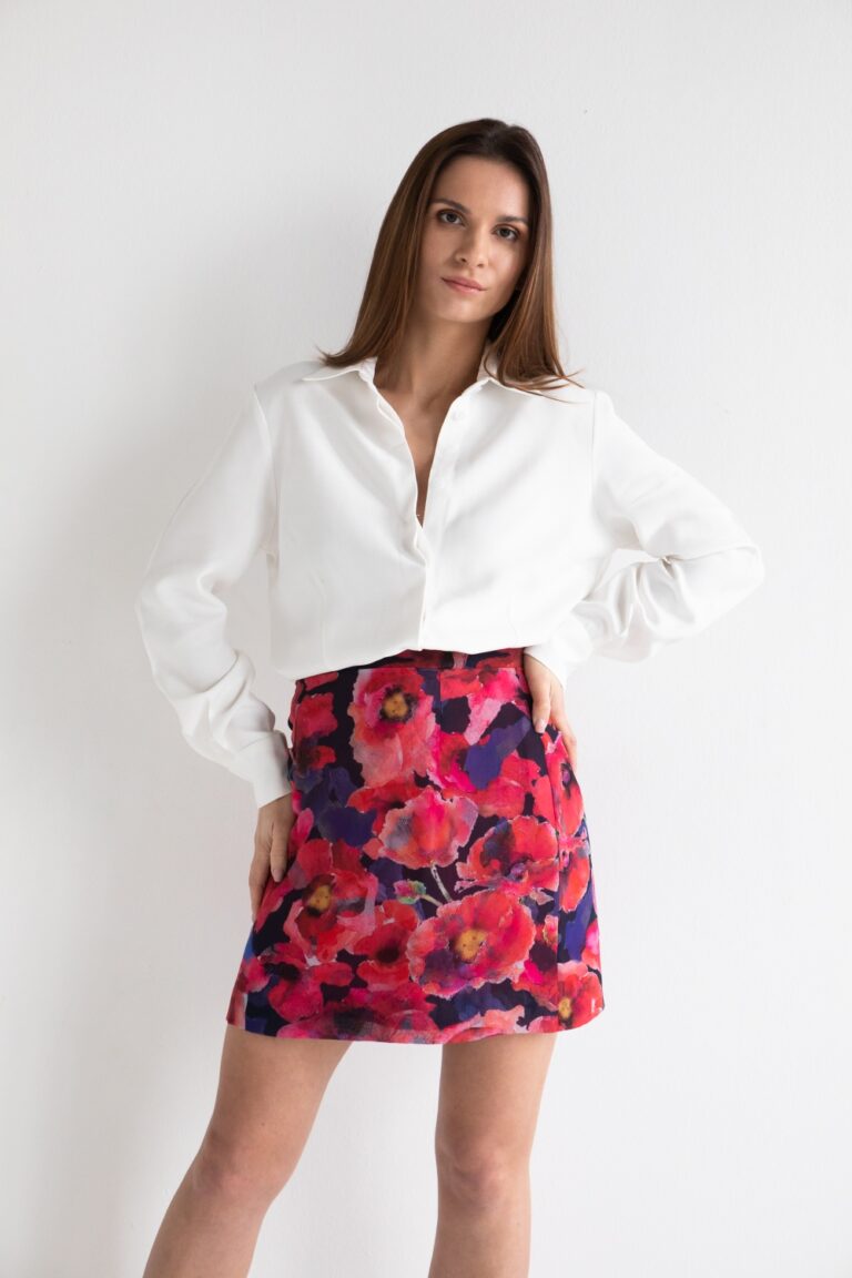 elegancka biała koszula i spódniczka mini w kwiatowy motyw