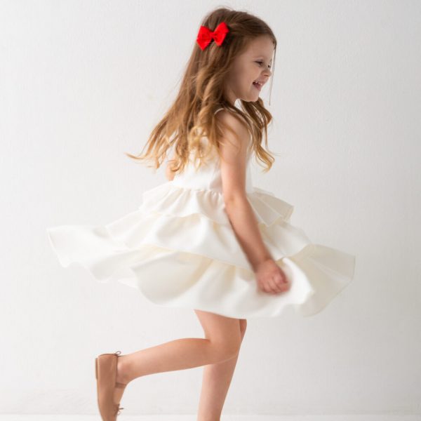 Biała sukienka z falbankami dla dziewczynki Bella
