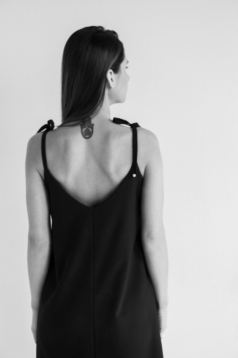 czarna sukienka damska mini z biżuteryjnymi dodatkami