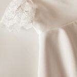 piękna biała sukienka z koronkowym rękawem