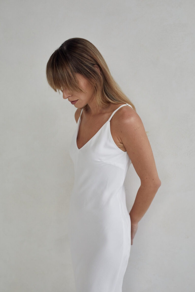 biała-sukienka-regulowane-ramiączka