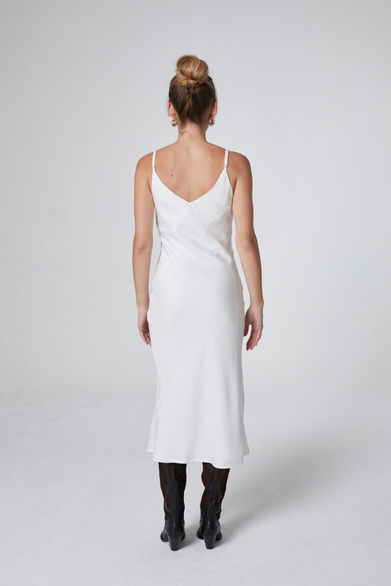 biała-sukienka-tencel-tył