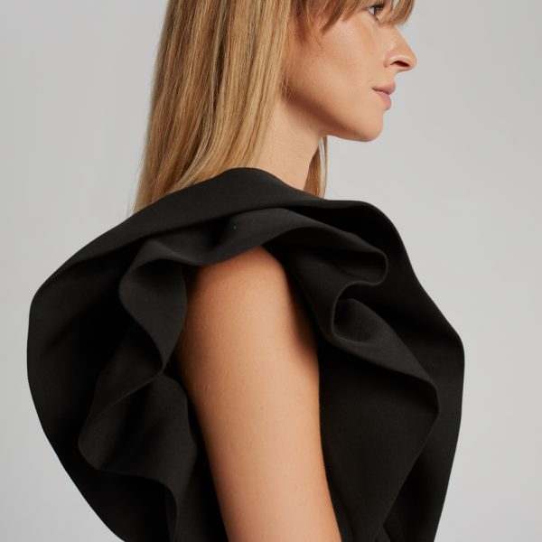 Asymetryczna czarna sukienka z falbaną Kora
