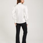 klasyczna-stylizacja-biala-bluzka-czarne-stylowe-spodnie