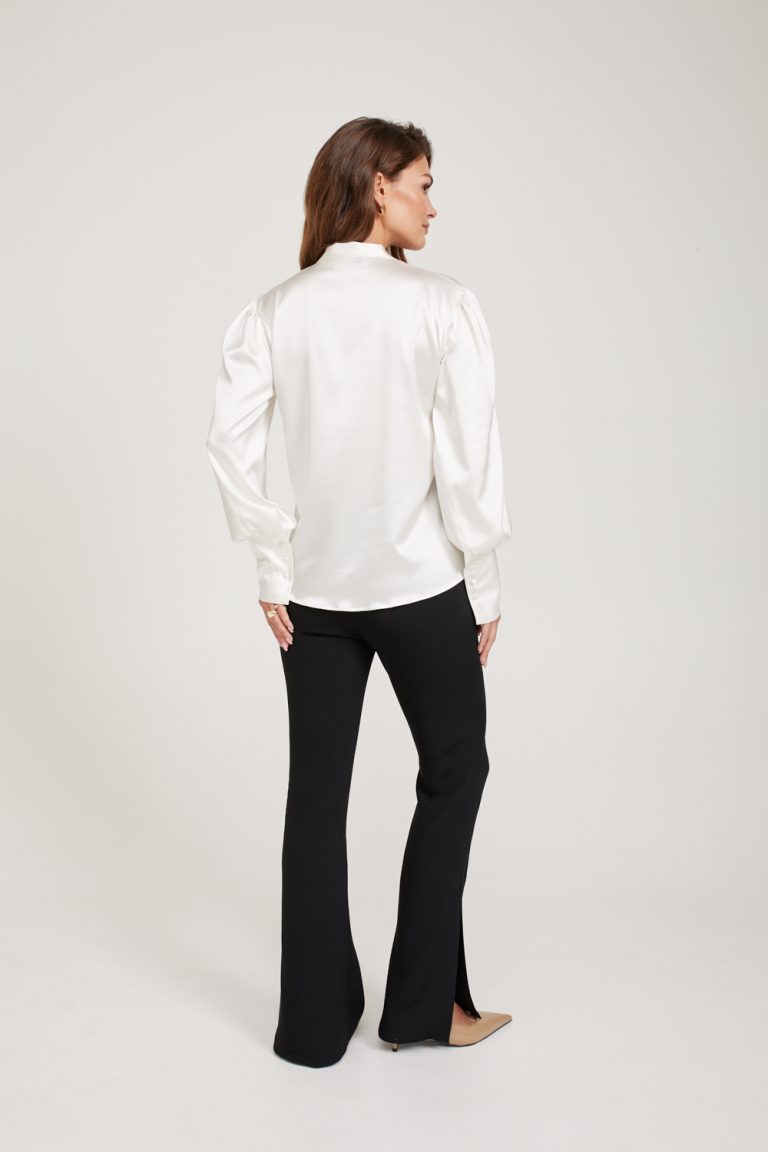 klasyczna-stylizacja-biala-bluzka-czarne-stylowe-spodnie