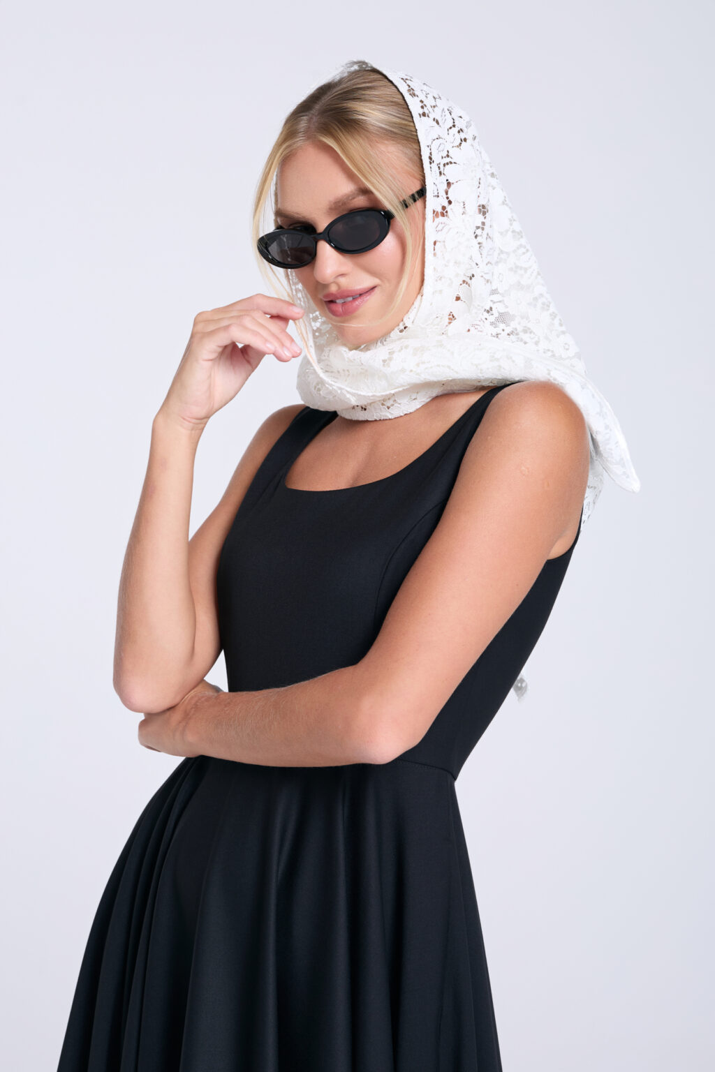 biala-apaszka-stylizacja-z-chusta-na-glowie