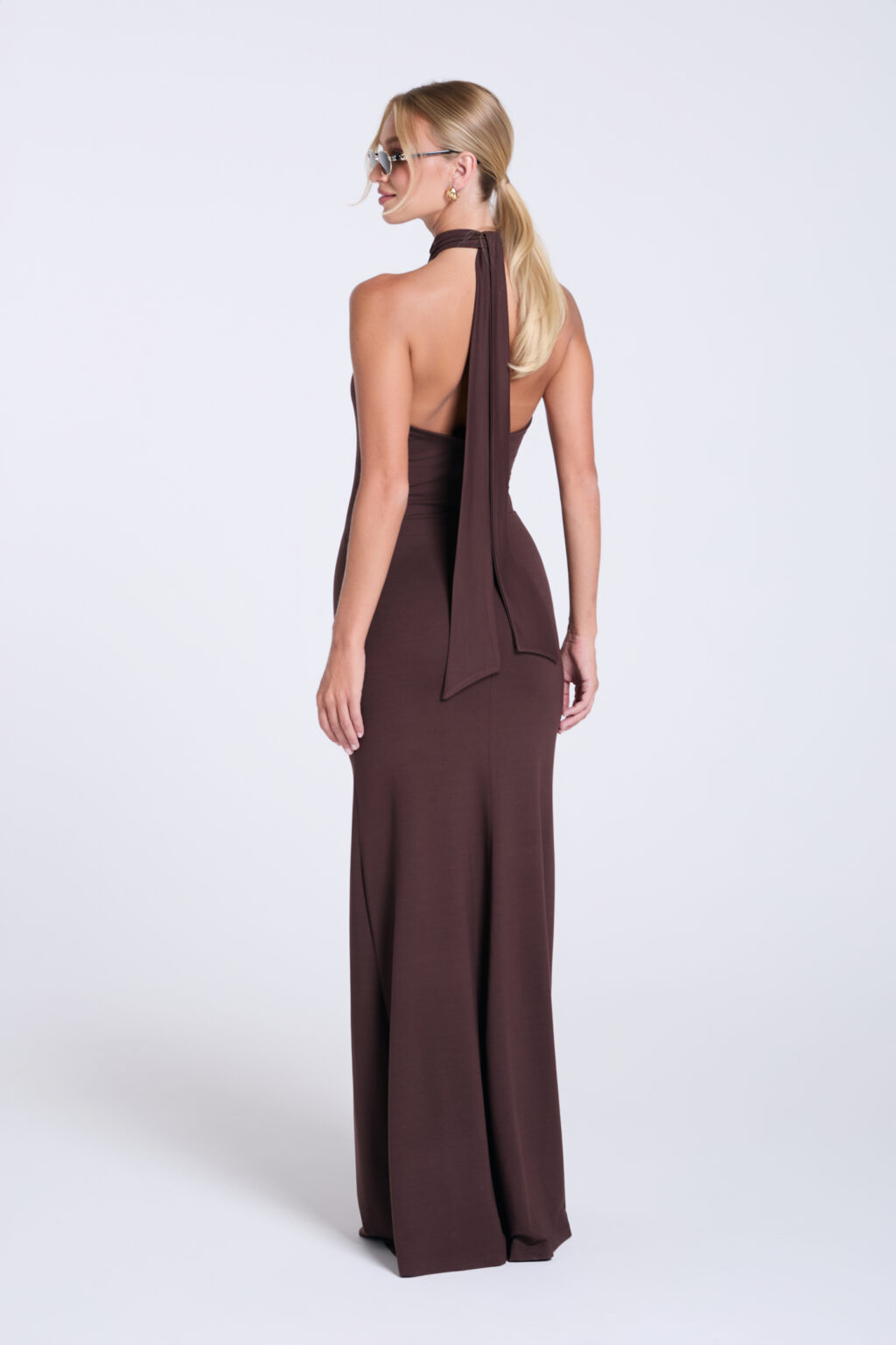brazowa-sukienka-maxi-wiazana-na-szyi-elegancka-brazowa-maxi