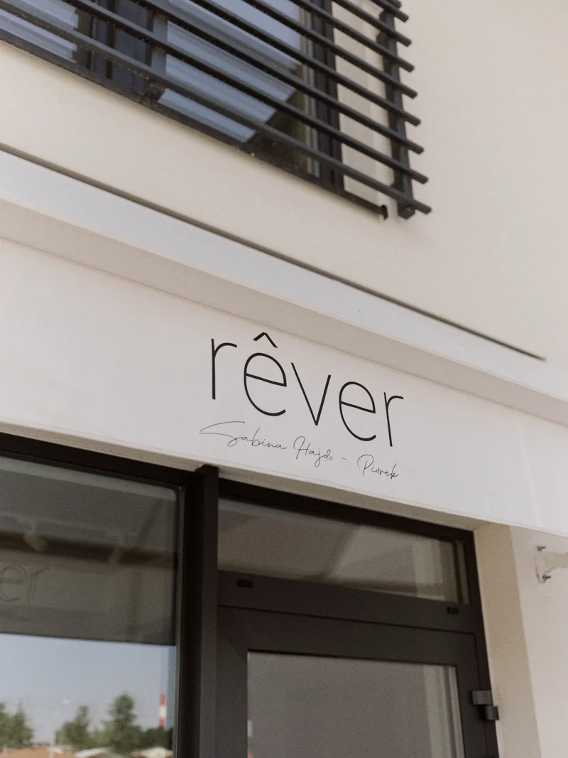 Szyld rêver nad wejściem do atelier w Brzesku